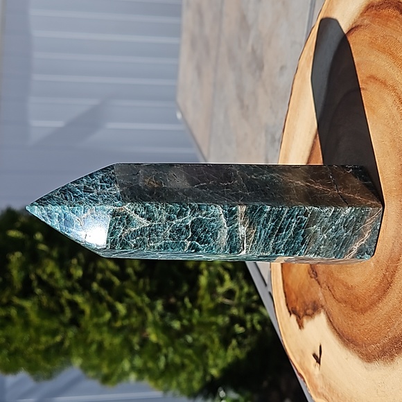 Large Green Apatite Tower 890 grams 6.5" - Picture 3 of 6